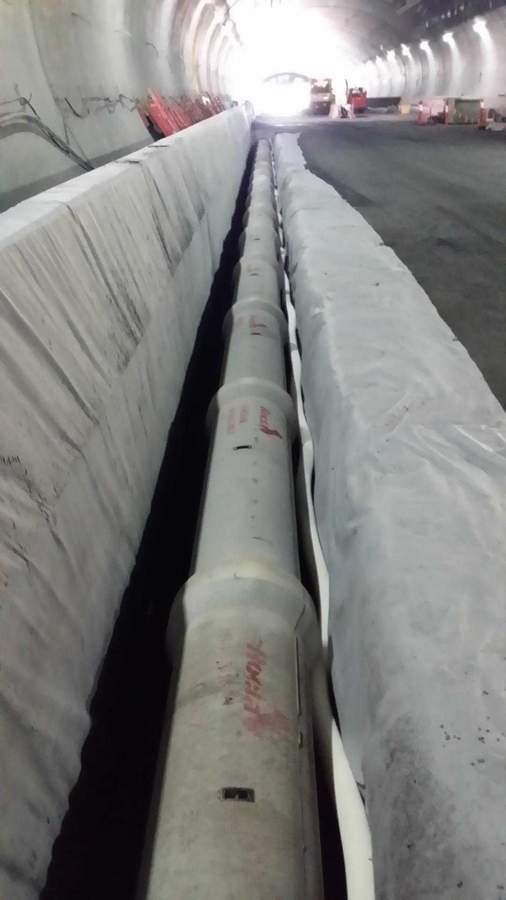 Services pipeline installed in a tunnel drainage trench